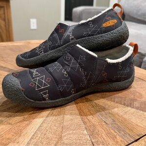 Keen Howser II Slip-On Slippers / Shoes – Black Geometric